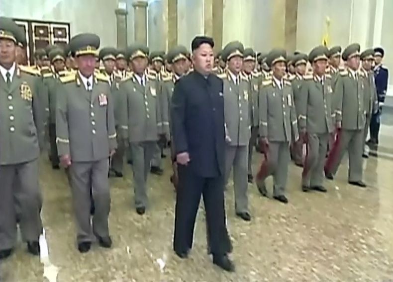 En esta escena del 8 de julio de 2014 extra&iacute;da de un video, el l&iacute;der norcoreano Kim Jong Un, en el centro, visita el Palacio del Sol Kumsusan para celebrar el 20 aniversario de la muerte del primer l&iacute;der del pa&iacute;s, Kim Il Sung,