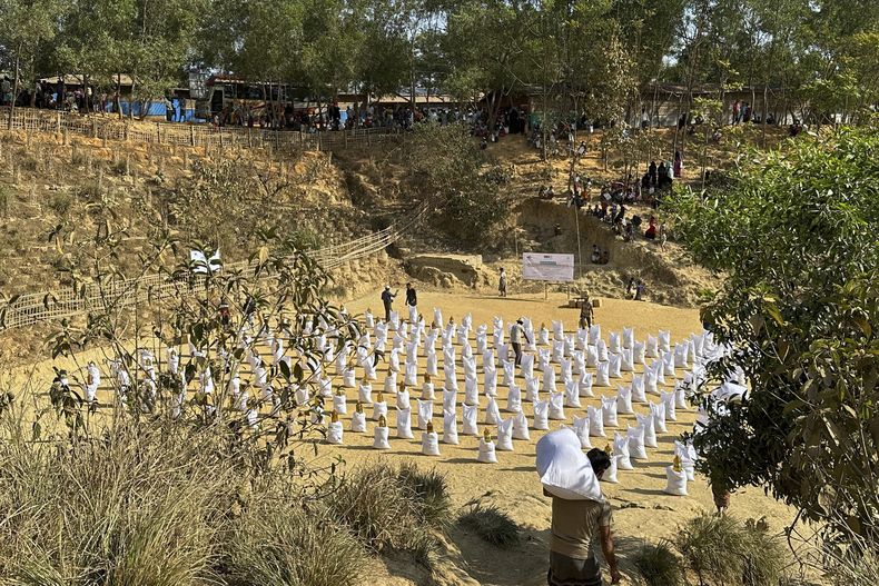 Sacos de alimentos son colocados para su distribución a refugiados rohinya durante el mes sagrado islámico del Ramadán, el jueves 6 de marzo de 2025, en su campamento en Coxs Bazar, Bangladesh. (AP Foto/Shafiqur Rahman)