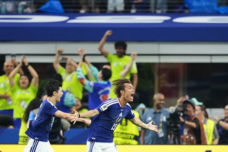 Koki Ogawa (19) celebra tras anotar el segundo gol de Japón para el empate 2-2 contra Holanda en el Grupo F del Mundial, el domingo 14 de junio de 2026, en Arlington, Texas. (AP Foto/Julio Cortez)