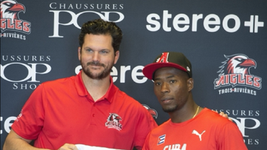 pelotero cubano rompe contrato con canadienses y se queda en eeuu