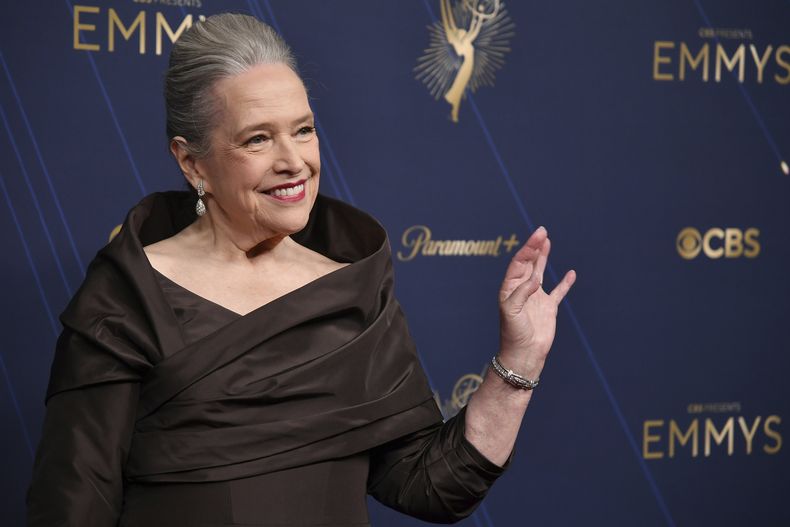Kathy Bates llega a la 77.ª edición de los Premios Emmy el domingo 14 de septiembre de 2025 en el Teatro Peacock de Los Ángeles. (Foto Richard Shotwell/Invision/AP)