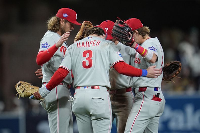 Bryce Harper, de los Filis de Filadelfia, festeja con sus compañeros tras el triunfo sobre los Padres de San Diego, el martes 26 de mayo de 2026 (AP Foto/Gregory Bull)