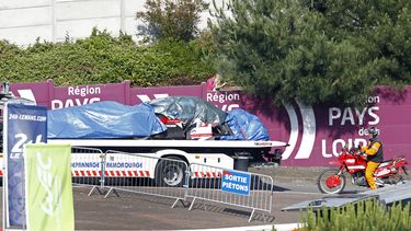 americateve | El auto semidestruido de Loic Duval son retirados despu&eacute;s que el piloto choc&oacute; y fue hospitalizado. El jueves se anunci&oacute; que ser&aacute; reemplazado por Marc Gene. (AP Foto/Remy de la Mauviniere)
