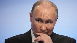 El presidente de Rusia, Vladímir Putin, habla durante una visita a su sede de campaña tras las elecciones presidenciales rusas en Moscú, Rusia, la madrugada del lunes 18 de marzo de 2024. (AP Foto/Alexander Zemlianichenko)