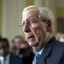 El líder republicano en el Senado Mitch McConnell habla con la prensa sobre el apoyo para Israel luego de una reunión a puerta cerrada en el Capitolio, el martes 31 de octubre de 2023, en Washington. (AP Foto/J. Scott Applewhite)