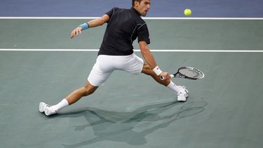 americateve | Novak Djokovic devuelve un disparo de Stanislas Wawrinka en el torneo Masters de Par&iacute;s el 1ro de enero del 2014. El serbio gan&oacute; en sets corridos y pas&oacute; a las semifinales. (AP Photo/Francois Mori)