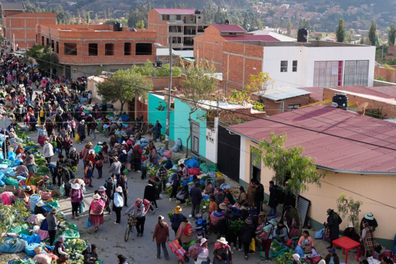 Vista de un mercado improvisado donde productores de hortalizas venden sus productos a los compradores de la ciudad en Avircato, Bolivia, el jueves 4 de junio de 2026. (Foto AP/Juan Karita)