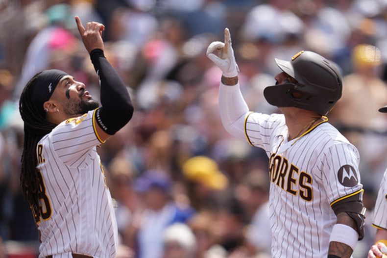 Nick Castellanos celebra con su compañero de los Padres de San Diego Fernando Tatis Jr. tras batear un jonrón de dos carreras en la quinta entrada ante los Cachorros de Chicago el miércoles 29 de abril del 2026. (AP Foto/Gregory Bull)