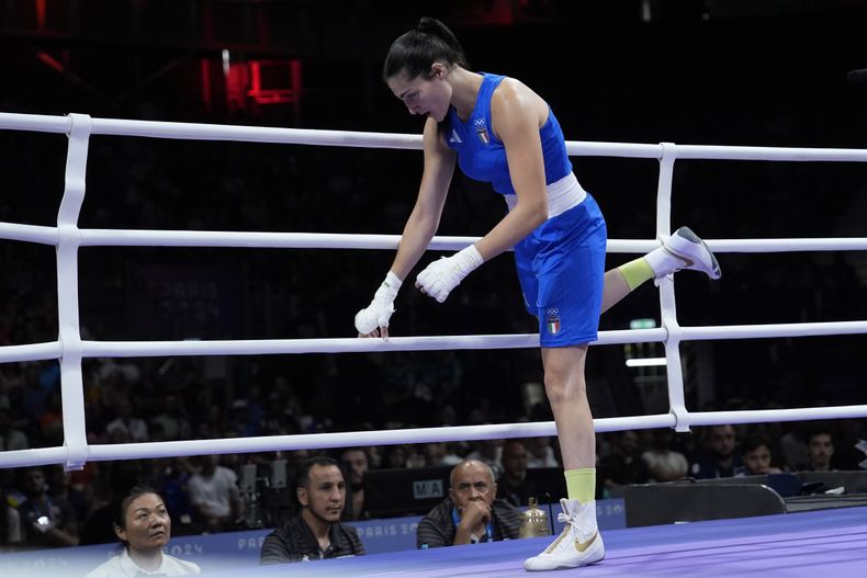 La italiana Angela Carini sale del ring tras abandonar su pelea contra la argelina Imane Khelif en el boxeo de los Juegos de Olímpicos de París, el jueves 1 de agosto de 2024, en Villepinte, Francia. (AP Foto/John Locher)