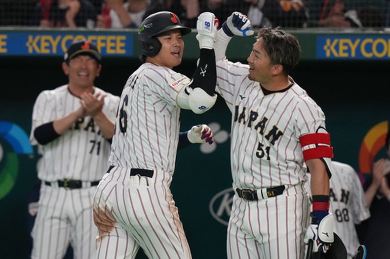 Shohei Ohtani celebra su jonrón con su compañero de Japón Seiya Suzuki durante el encuentro ante Corea del Sur en el Clásico Mundial el sábado 7 de marzo del 2026. (AP Foto/Eugene Hoshiko)