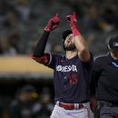 Joey Gallo, de los Mellizos de Minnesota, festeja luego de conectar un jonrón de dos carreras, el viernes 14 de julio de 2023, ante los Atléticos de Oakland (AP Foto/Godofredo A. Vásquez)