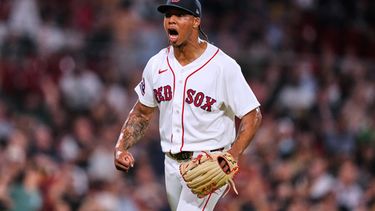 El dominicano Brayan Bello, de los Medias Rojas de Boston, festeja tras conseguir el último out en la 13ra entrada del juego ante los Medias Blancas de Chicago, el jueves 6 de agosto de 2026 (AP Foto/Charles Krupa)
