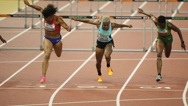 La puertorriqueña Jasmine Camacho-Quinn cruza la meta en segundo lugar en la final de los 100 metros con vallas durante el Mundial de atletismo, el jueves 24 de agosto de 2023, en Budapest (AP Foto/Martin Meissner)
