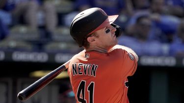Jonrón de Nevin conduce a Orioles a triunfo sobre Reales