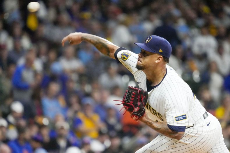 ARCHIVO - El dominicano Frankie Montás, de los Cerveceros de Milwaukee, lanza en un juego ante los Mets de Nueva York, el 2 de octubre de 2024 (AP Foto/Morry Gash, archivo)