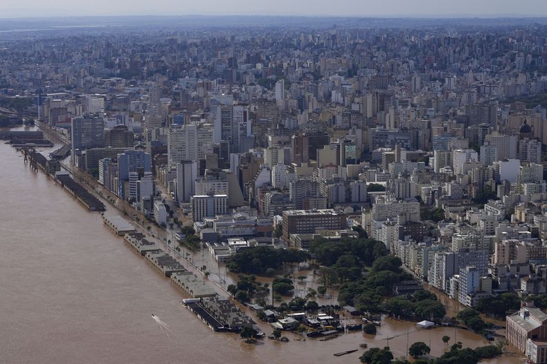 Esta fotografía del miércoles 8 de mayo de 2024 muestra la ciudad de Porto Alegre, inundada tras intensas lluvias, en el estado de Río Grande do Sul, Brasil. (AP Foto/André Penner)