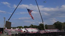 Un helicóptero vuela cerca del lugar donde se realizaba un acto de campaña del virtual candidato republicano a la presidencia de Estados Unidos, Donald Trump, sitio que luce vacío tras ser desalojado por un incidente, el sábado 13 de julio de 2024, en Butler, Pensilvania. (AP Foto/Evan Vucci)
