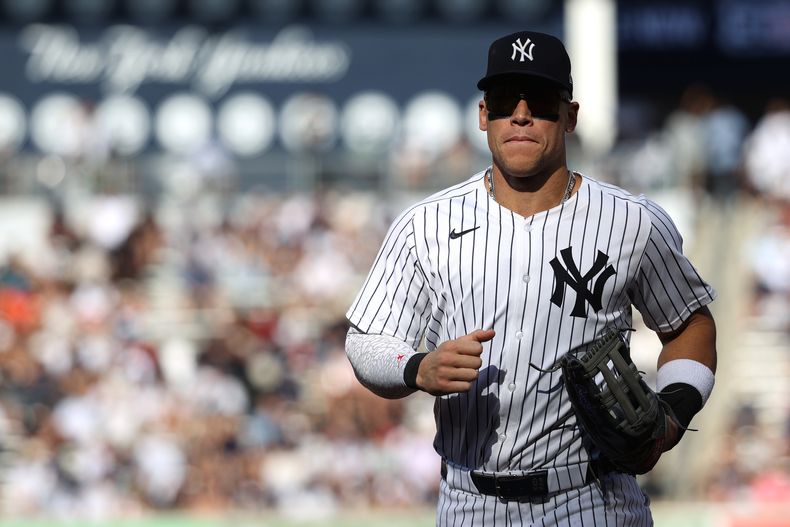 Aaron Judge de los Yankees de Nueva York trota hacia la cueva durante un juego contra los Orioles de Baltimore, el domingo 28 de septiembre de 2025, en Nueva York. (AP Foto/Pamela Smith)
