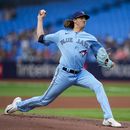 Kevin Gausman, abridor de los Azulejos de Toronto, hace un lanzamiento a un bateador de Houston durante el primer inning del encuentro del martes 6 de junio de 2023, ante los Astros de Houston (Andrew Lahodynskyj/The Canadian Press via AP)