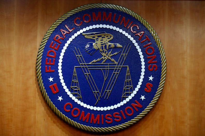 ARCHIVO - El sello de la Comisión Federal de Comunicaciones de EEUU (FCC), el 14 de diciembre de 2017 en Washington. (Foto AP/Jacquelyn Martin, Archivo)