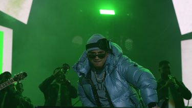 ARCHIVO - Fuerza Regida durante su concierto en el primer día del festival Arre en la Ciudad de México el 9 de septiembre de 2023. Fuerza Regida canceló un concierto que tenía programado en Tijuana para el 6 de octubre tras recibir amenazas en una pancarta colocada en la ciudad. Las autoridades de la ciudad dijeron el 3 de octubre que comenzaron una investigación. (Foto AP/Fernando Llano, archivo)