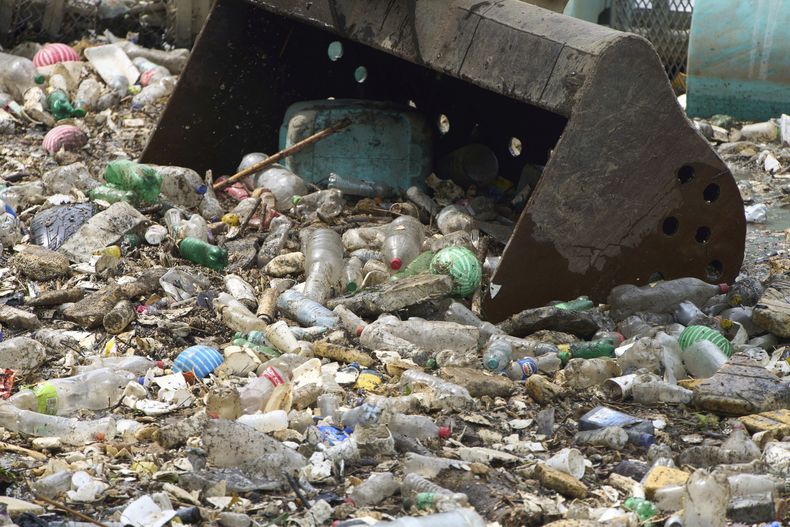 Una retroexcavadora recoge basura en un intento por evitar que llegue al mar Caribe, en una presa en el río Las Vacas en Chinautla, en las afueras de la Ciudad de Guatemala, el martes 3 de junio de 2025. (Foto AP/Moisés Castillo)