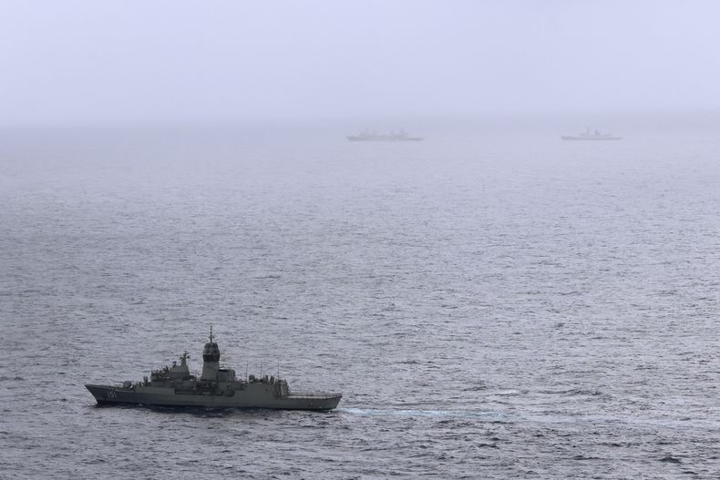 En esta imagen, distribuida por la Fuerza de Defensa Australiana, el HMAS Arunta (izquierda), sigue el mismo rumbo que la fragata de clase Jiangkai Hengyang y un buque de abastecimiento de clase Fuchi del Ejército Popular de Liberación de China en el mar de Tasmania, el 13 de febrero de 2025. (Fuerza de Defensa Australiana vía AP)