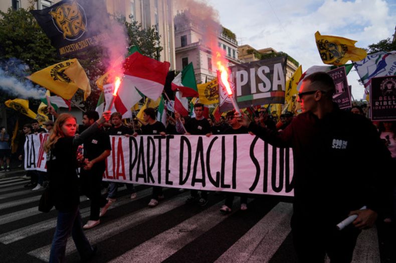 Miembros de grupos estudiantiles de derechas marchan por las calles de Roma el 24 de octubre de 2026, durante una manifestación organizada en oposición a las recientes protestas estudiantiles de extrema izquierda y de otros partidos del espectro político. (AP Foto/Gregorio Borgia)