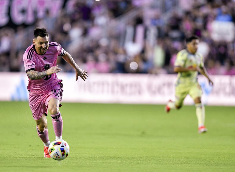 El argentino Lionel Messi, del Inter Miami, conduce el balón durante el partido ante los Red Bulls de Nueva York, el sábado 4 de mayo de 2024, en Fort Lauderdale, Florida (AP Foto/Michael Laughlin)