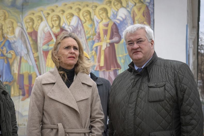 La ministra islandesa de Exteriores, Thorgerdur Katrin Gunnarsdottir, a la izquierda, y el ministro ucraniano de Exteriores, Andriiy Sybiha, se ven en la entrada del monasterio de San Miguel, en Kiev, Ucrania, el martes 7 de enero de 2025. (AP Foto/Efrem Lukatsky)