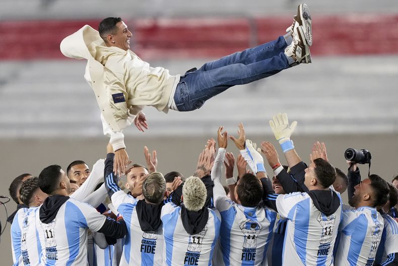 Jugadores de la selección de Argentina lanzan al aire a Ángel Di María antes de un partido de calificación para el Mundial 2026 contra Chile, en Buenos Aires, Argentina, el 5 de septiembre de 2024. (AP Foto/Natacha Pisarenko)