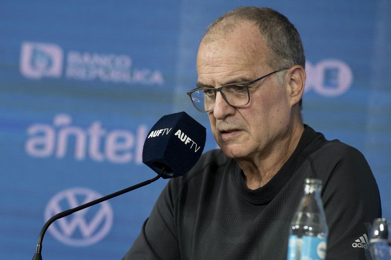 Marcel Bielsa, nuevo técnico de la selección de Uruguay, durante una rueda de prensa, el miércoles 17 de mayo de 2023, en Montevideo. (AP Foto/Santiago Mazzarovich).