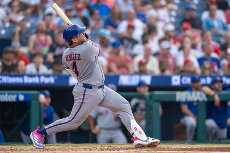 Francisco Alvarez, de los Mets de Nueva York, conecta un jonrón solitario durante la tercera entrada de un partido de béisbol contra los Filis de Filadelfia, el jueves 16 de julio de 2026, en Filadelfia. (Foto AP/Chris Szagola)