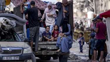 Palestinos desplazados por las ofensivas aérea y terrestre de Israel huyen de la ciudad de Hamad tras una orden de evacuación del ejército de Israel para zonas al sur de Jan Yunis, el 11 de agosto de 2024. (AP Foto/Abdel Kareem Hana)