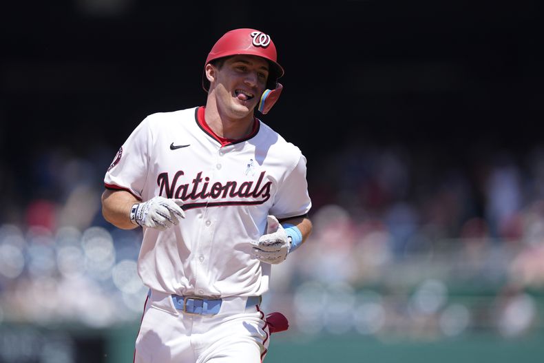 Jacob Young de los Nacionales de Washington luego de conectar un jonrón ante los Marlins de Miami, el domongo 16 de junio de 2024, en Washington. (AP Foto/Susan Walsh)