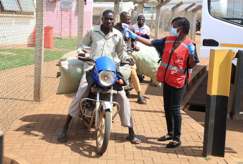 Un trabajador sanitario keniano toma la temperatura a los viajeros que cruzan de Uganda a Kenia, como parte de las medidas para contener la propagación del virus del ébola, el jueves 15 de octubre de 2026, en Busia, Kenia. (AP Foto/Andrew Kasuku)