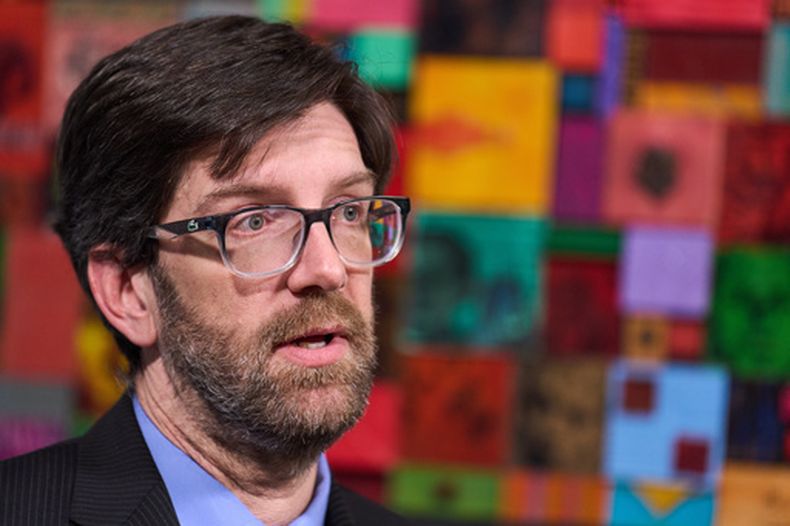 Simon Sandoval-Moshenberg, abogado del equipo legal de Kilmar Ábrego García especializado en casos federales de inmigración, es entrevistado en Fairfax, Virginia, el lunes 15 de diciembre de 2025. (Foto AP/Jacquelyn Martin)