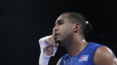 El cubano Arlén López celebra su triunfo sobre el uzbeko Turabek Khabibullaev en su combate de cuartos de final de peso semipesado del torneo olímpico, el viernes 2 de agosto de 2024, en Villepinte, Francia. (AP Foto/Ariana Cubillos)