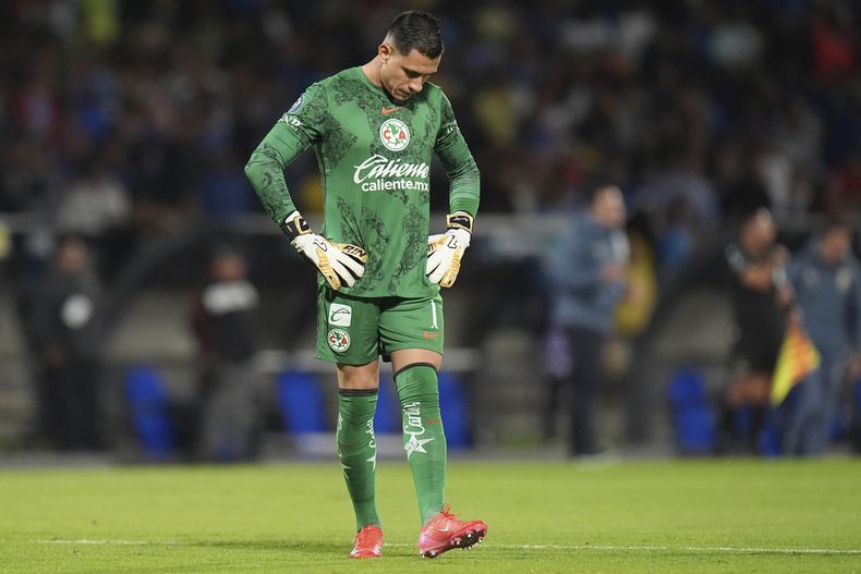 El portero del América de México Luis Malagón reacciona después de permitir el segundo gol del Cruz Azul en el encuentro de la Liga de Campeones CONCACAF el martes 8 de abril del 2025. (AP Foto/Eduardo Verdugo)