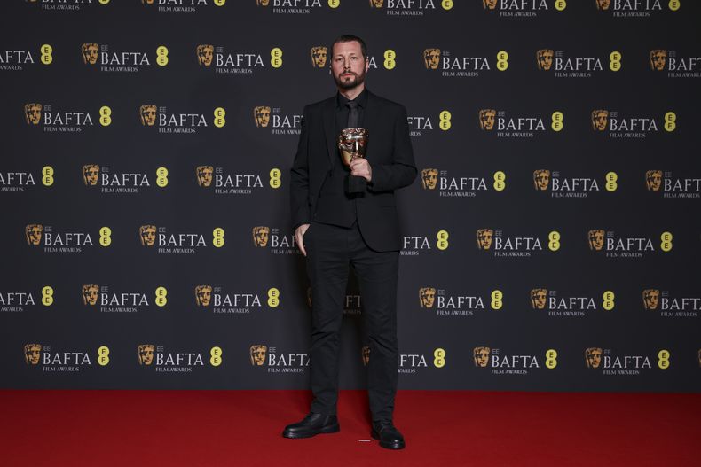 El director, productor y periodista de The Associated Press Mstyslav Chernov, ganador del premio a mejor documental por 20 Days in Mariupol, posa en la 77a entrega de los Premios de la Academia Británica de Cine (BAFTA) en Londres el domingo 18 de febrero de 2024. (Foto Vianney Le Caer/Invision/AP)