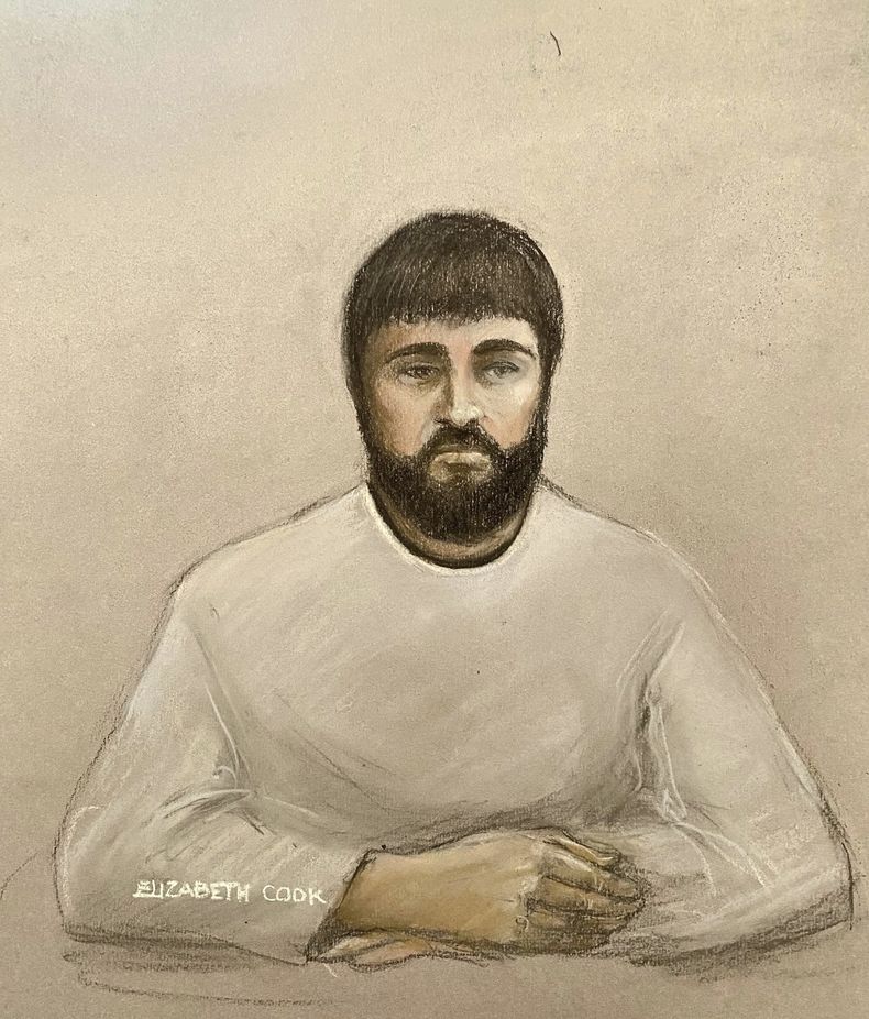 En este boceto de Elizabeth Cook, Kyle Clifford, que se ha declarado culpable del asesinato de una madre y dos de sus hijas en su casa al norte de Londres el año pasado, comparece por videoconferencia en el Tribunal de Magistrados de Westminster en Londres, Inglaterra, el miércoles 22 de enero de 2025. (Elizabeth Cook/PA via AP)