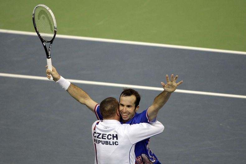 Radek Stepanek levanta los brazos mientras recibe el abrazo de un integrante del equipo checo de la Copa Davis, que se coron&oacute; por segunda vez seguida el domingo 17 de noviembre de 2013, al vencer a Serbia en la serie final (AP Foto/ Marko Drobnjako