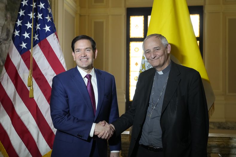 El secretario de Estado de Estados Unidos, Marco Rubio, y el presidente de la Conferencia Episcopal Italiana, el cardenal Matteo Zuppi, posan para una fotografía en la embajada de Estados Unidos en la Santa Sede, en Roma, el sábado 17 de mayo de 2025. (AP Foto/Gregorio Borgia)