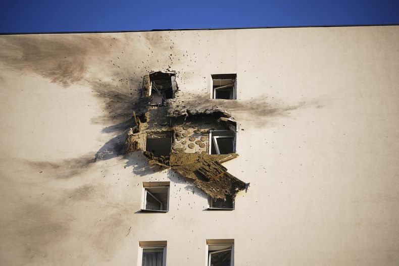 Esta imagen muestra la fachada de un edificio de apartamentos donde cayó un dron ucraniano derribado, en Sapronovo, una localidad a las afueras de Moscú, Rusia, el 11 de marzo de 2025. (AP Foto)