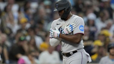 El cubano Jorge Soler, de los Marlins de Miami, festeja su jonrón en el juego del martes 22 de agosto de 2023, ante los Padres de San Diego (AP Foto/Gregory Bull)