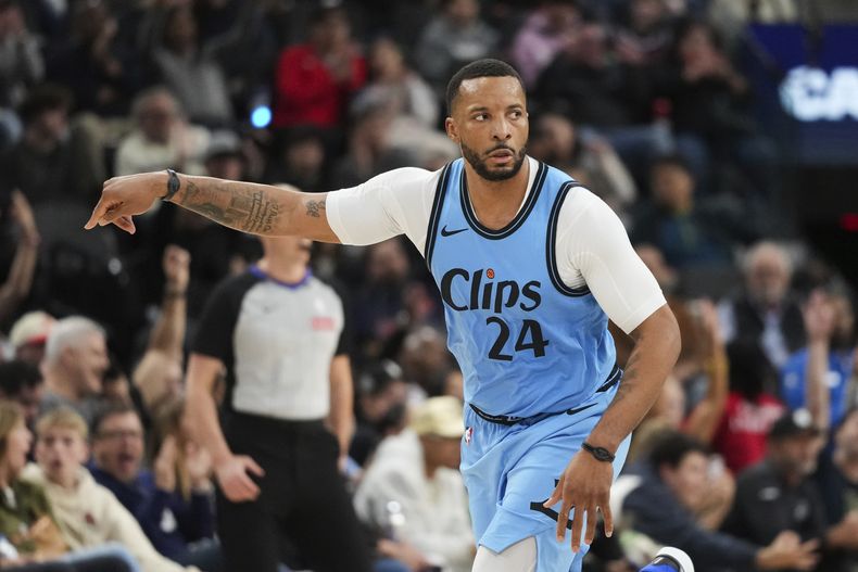 Norman Powell, de los Clippers de Los Ángeles, festeja tras encestar en el partido ante el Jazz de Utah, el sábado 8 de febrero de 2025 (AP Foto/Jae C. Hong)