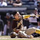Ha-Seong Kim, de los Padres de San Diego, reacciona después de un lanzamiento de los Yanquis de Nueva York, durante la cuarta entrada del juego de béisbol, el domingo 28 de mayo de 2023, en Nueva York. (AP Foto/Adam Hunger)