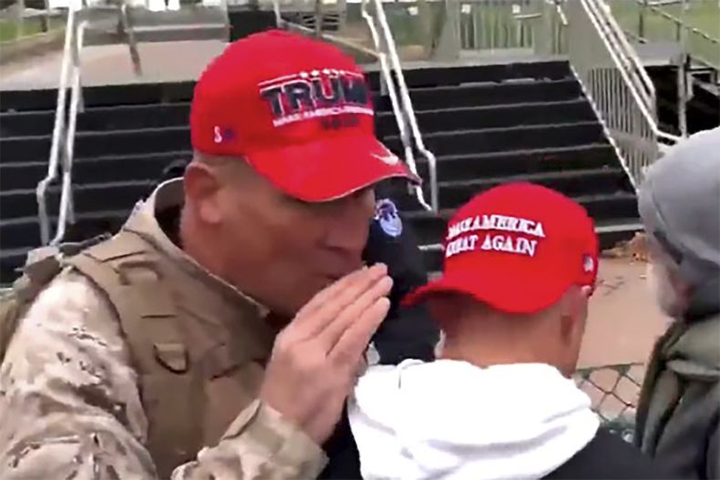 Esta imagen de un video proporcionado por el Departamento de Justicia muestra a Ray Epps (izquierda) en el Capitolio de Estados Unidos, el 6 de enero de 2021, en Washington. (Departamento de Justicia vía AP)