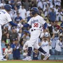 Mookie Betts de los Dodges de Los Ángeles celebra con Freddie Freeman tras pegar un jonrón en la primera entrada del juego ante los Angelinos de Los Ángeles el sábado 8 de julio del 2023. (AP Foto/Kyusung Gong)