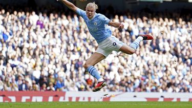 Erling Haaland del Manchester City dispara a la portería en el encuentro ante el Nottingham Forest en el Estadio Etihad de la Liga Premier el sábado 23 de septiembre del 2023. (Martin Rickett/PA via AP)